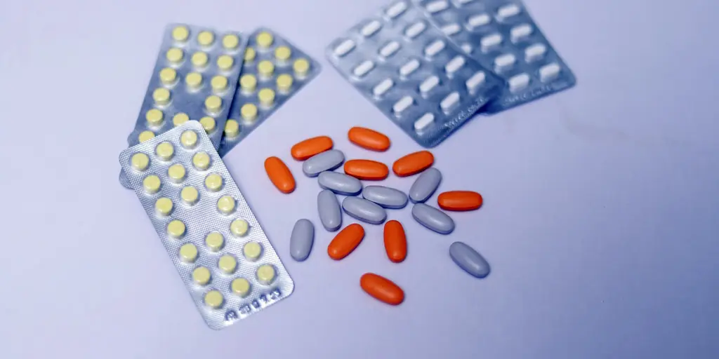 Tablet dan kaplet obat dalam kemasan strip.