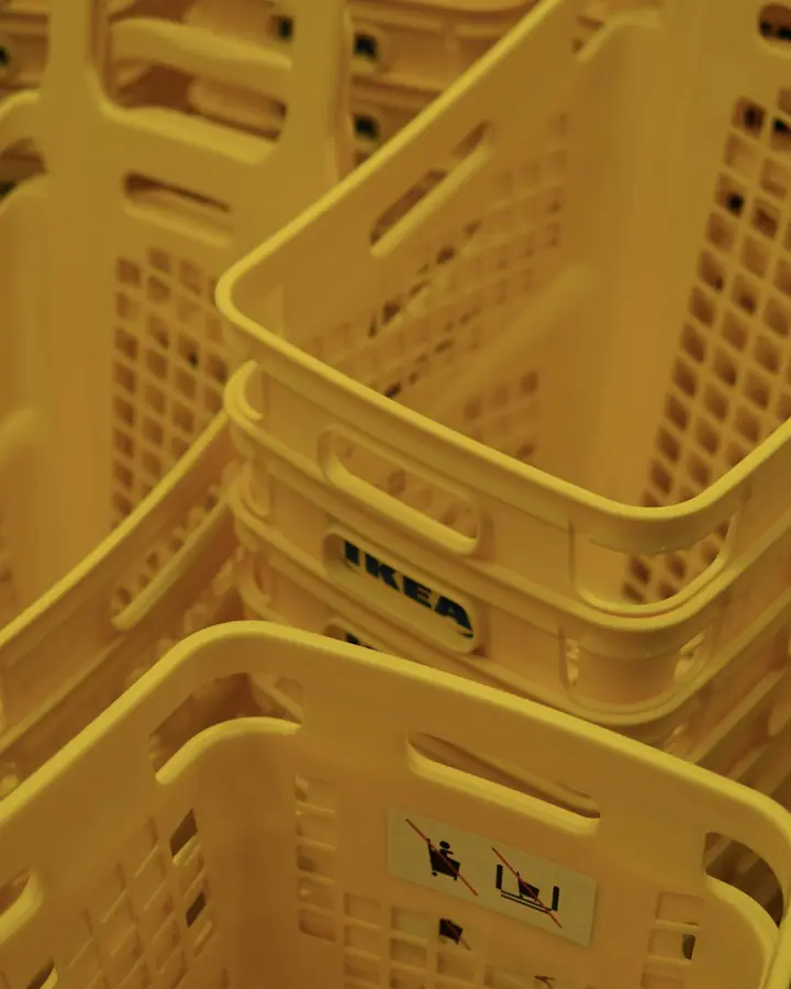 Tumpukan keranjang belanja plastik berwarna kuning.